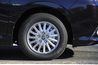 タイヤサイズは全グレード共通で195/65R15。兄弟車の「ヴォクシー／ノア」に設定のある205/60R16サイズのタイヤは、「エスクァイア」には用意されない。
    