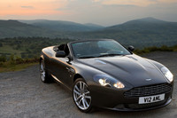 「アストン・マーティンDB9ヴォランテ」
    2004年に「DB7」の後継として登場したモデルで、5.9リッターV型12気筒エンジンを搭載する。クーペとオープンがあり、ヴォランテは後者。