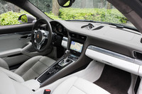 「パナメーラ」にも似た直線的なセンターコンソールを採用。エアコン操作からダンパー、スポーツモード、アイドリングストップの選択まで、各種スイッチが整然と並ぶ。