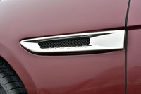 フロントホイールアーチの後方に装着された「クロームサイドパワーベント」。