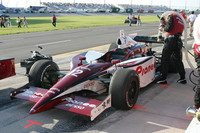 スタンドにしろ、ピットにしろ、オープンで入りやすいインディカーシリーズ。「密室」って感じで政治の匂いが強いF1より、ずっとイイよなぁ。