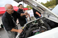 「シトロエンBX」愛好会のミーティングで、パトリック・マルトー会長がエンジンルームを点検中。ハイドロニューマチック用のガスとオイルが詰められた緑色の球体（スフィア） が見える。