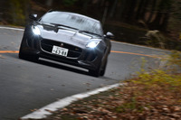 「Fタイプ S クーペ」の6段MT仕様車が0-100km/h加速に要する時間は5.5秒。同モデルの8段AT仕様車は、これを0.6秒しのぐ4.9秒。最高速度は、ともに275km/hで変わらない。