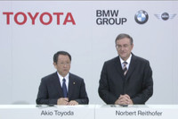 記者会見に臨む、トヨタ自動車の豊田章男社長（写真左）とBMWのノベルト・ライトホーファー取締役会会長。