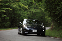 ベースグレードの「ケイマン」は従来型より0.2リッター少ない2.7リッターのフラット6を搭載。動力性能は0-100km/hが5.7秒で最高速が266km/h（MT仕様の場合）。