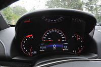 メーターは、中央に速度計、左にエンジン回転計、その下にカラー液晶のインフォメーションセンターという配置。