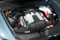 新たに追加された3リッターのスーパーチャージドユニット。0-100km/h加速に要する時間は5.9秒（欧州仕様車）と伝えられる。