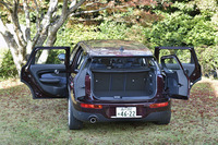 新型ではリアドアは左右に設けられている。テールドアについては伝統の「観音開き」が継承された。