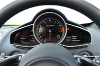 
    回転計を中心にすえるメーターパネル。その両サイドには、マルチインフォメーションディスプレイが配される。
    