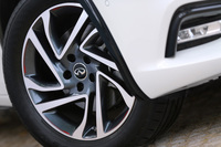 「SE」や「プレミアム」には18インチアルミホイールと235/50R18サイズのタイヤが装着される。