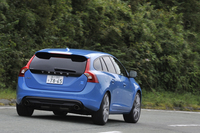 「S60／V60ポールスター」ではサスペンションのマウントとブッシュが強化されており、スプリングレートは「R-DESIGN」仕様と比較して80％強化されている。