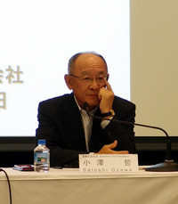 記者会見の会場では「販売台数世界一の座をゆずることについて、どう思うか？」という質問も。対する小澤副社長（写真）は「いいクルマを造り、それがいい社会につながり、そのおかげでまたいいクルマが造れるという安定的循環こそ目指すところ。世界一であることには、全く意味がありません」とキッパリ。