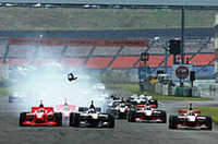 スタートシーン。ポールポジションの小暮卓史と、2番手ロニー・クインタレッリが接触し、バーツが宙に舞った。