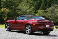 キャンバス製ソフトトップには、静粛性の向上のために吸音性の高いライナーが挟み込まれている。