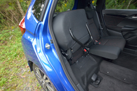 チップアップできる後席は、「フィット」伝統のもの。ベビーカーや鉢植えなど、背の高い荷物を積み込むことができる。
    