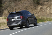 「エクスプローラー タイタニアム」はシフトパドルを装備。スポーティーな走りが楽しめるとアピールされる。