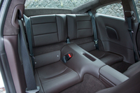 定員2人のリアシート。背もたれを前方に倒し、フラットなラゲッジスペースとすることもできる。