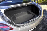 想像より広かった荷室。大人2名の2泊3日程度の旅行ならまったく問題なさそう。