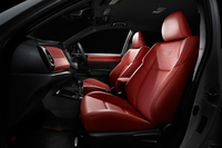 赤いレザーシート。