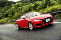 ルーフに軽量な素材が用いられる「アウディTTロードスター」だが、クローズドボディーの「TTクーペ」と比べた場合、車重は100kg増しとなる。