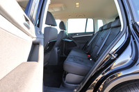 後席にはカップホルダー付きのシートバックテーブルが標準で装備される。