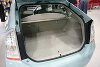 5名乗車で445リッターの荷室。後席を倒せば容量は2.5倍に。床下にもトノカバーなどを収納できるスペースが確保されている。