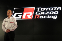新しい「TOYOTA GAZOO Racing」のロゴと、トヨタ自動車の伊勢清貴専務。
