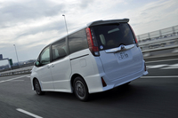 エアログレードの「Si」には、専用デザインの前後バンパーやフロントグリル、サイドスカート、リアスポイラーなどが装備される。
    