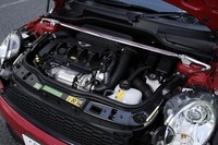 BMWが手がけた1.6リッター直4＋ターボユニットには、ダイレクト・インジェクション・システムとツインスクロールターボチャージャーというハイテクが盛り込まれ、パワーと燃費の両立を図る。ミニ・クーパーSのエンジンよりも出力が増したぶん、クラッチやトランスミッションも強化されている。