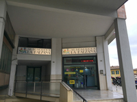 バルツァナ自動車教習所は、アパートの1階にある。イタリアの教習所はほかの欧州諸国同様、所内にコースを持たないので、受け付けと学科講習の教室さえあればよい。