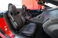 完全2座のスパルタンな車内空間。小物入れなどの収納も、必要最小限となっている。
    