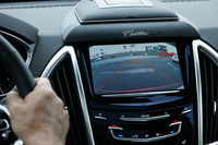 「リア・クロス・トラフィック・アラート」はダッシュボードのディスプレイと、シートの振動により警告される。