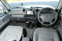 「ナナマル」のインパネまわり。ダッシュボードのデザインは変わったものの、運転席からの視界の広さは昔と変わらない。