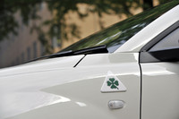 左右フロントフェンダーに備わる「四つ葉のクローバー」が、この「ミト」の高性能を暗示する。