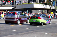 ロサンゼルスマラソンで先導車をつとめる、燃料電池車「FCX−V4」（左）と、ホンダのハイブリッドカー「インサイト」。