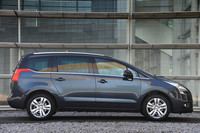 ホイールのサイズは、写真の「シエロ」で17インチ。エントリーグレードの「プレミアム」は16インチとなる。