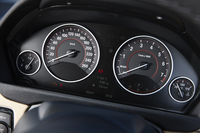 メーターは、オーソドックスなアナログ式の2眼タイプ。その間の上方には、安全装備の警告メッセージほかが表示される。別途、ヘッドアップディスプレイも与えられる。