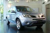 「ルノー・コレオス プレミアム グラスルーフ」。写真のボディカラーは、新色の「ブルー アシエ」。