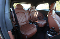 「ペースマン」の後席は“ラウンジリアシートコンセプト”に基づき、独立2座式となる。「前席と同じ快適さ」とうたわれる。