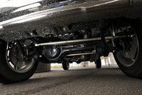 サスペンションは前後とも車軸式。コイルスプリングを採用している。