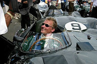 ルマン・レジェンドレースに出場する元F1パイロットのジョニー・ハーバート。昨年は、本戦のルマン24時間に参戦していた。ドライブするのはイギリスを代表するマシン、ジャガーD-Type（1955年製）。カラーはもちろん“モス･グリーン”。これぞオール・イングリッシュ！