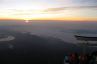 富士山からのご来光。左に見えるのは山中湖。
