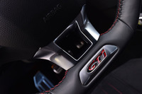 革巻きステアリングホイールの下端にも「GTi」のエンブレム。特別なモデルであることを主張する。