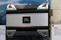 純正用システムLOGIC7のデモカーを展示していたJBLからは、エントリークラスのパワーアンプ、CSシリーズが登場。外見は上級モデルと共通のデザイン。