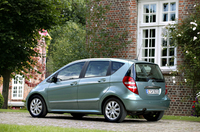 ボディサイズは、全長×全幅×全高＝3838（＋223）×1764（＋44）×1593mm（カッコ内部は先代比）。全長は、初代のロングホイールベース版「ロング」と比べても、53mm長い。ホイールベースはロングより短いが、初代より143mm長い2568mm。