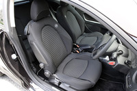 標準装備のスポーツファブリックシートは、ブラックのほかレッドも選択可能。