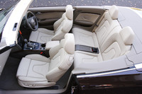 インテリアそのものにクーペからの大きな変更はない。シートの表面には、日光があたっても表面温度が上昇しにくい素材が使われている。