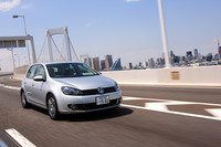 日本における新型ゴルフは、1.4リッター直噴エンジン＋ターボ（122ps）を積む「コンフォートライン」（275万円）と、1.4リッター直噴エンジン＋ターボ＋スーパーチャージャー（160ps）搭載の「ハイライン」（312万円）の2グレード展開。