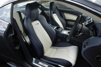 ステッチ加工が施された上質なレザー張りのスポーツシート。オプションでカーボンシェルのライトウェイトシートも選べる。