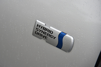 ハイブリッド専用車「アクア」に備わるエンブレム。